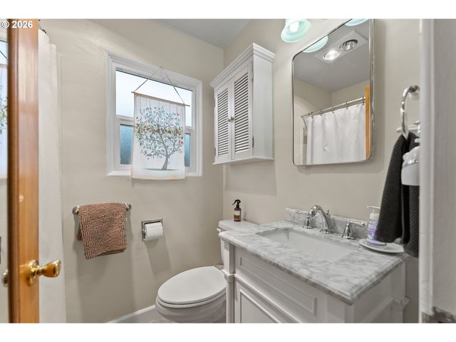 439 W AGEE St, Roseburg, OR 97471