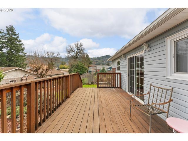 439 W AGEE St, Roseburg, OR 97471