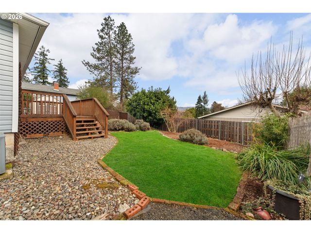 439 W AGEE St, Roseburg, OR 97471
