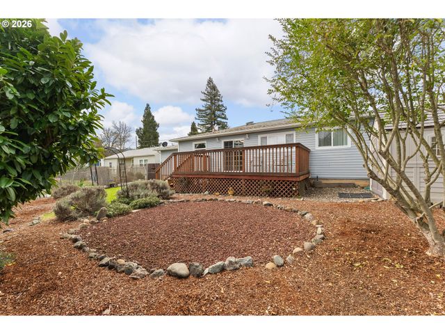 439 W AGEE St, Roseburg, OR 97471