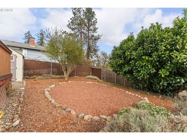 439 W AGEE St, Roseburg, OR 97471