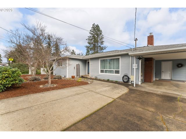439 W AGEE St, Roseburg, OR 97471