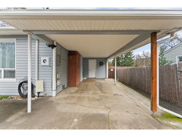 439 W AGEE St, Roseburg, OR 97471