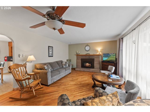 439 W AGEE St, Roseburg, OR 97471