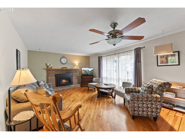 439 W AGEE St, Roseburg, OR 97471