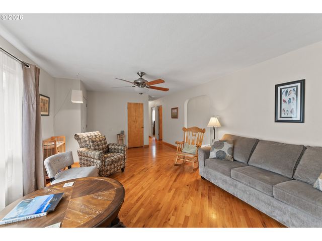 439 W AGEE St, Roseburg, OR 97471