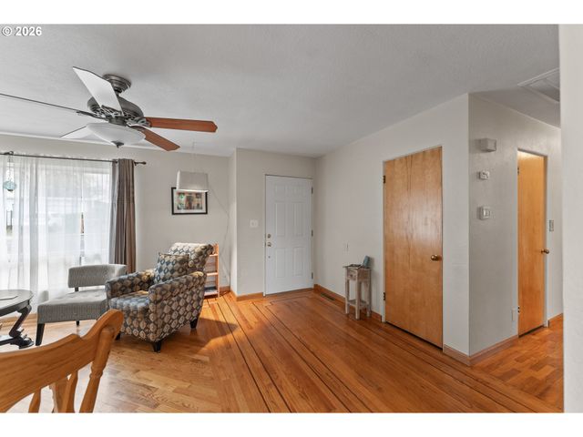 439 W AGEE St, Roseburg, OR 97471