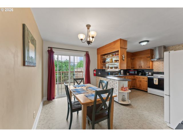 439 W AGEE St, Roseburg, OR 97471