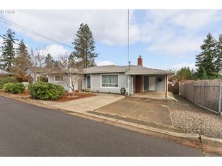 439 W AGEE St, Roseburg, OR 97471