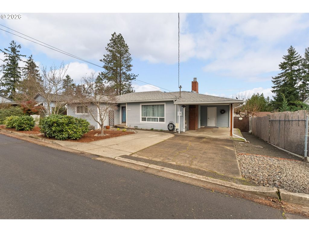 439 W AGEE St, Roseburg, OR 97471