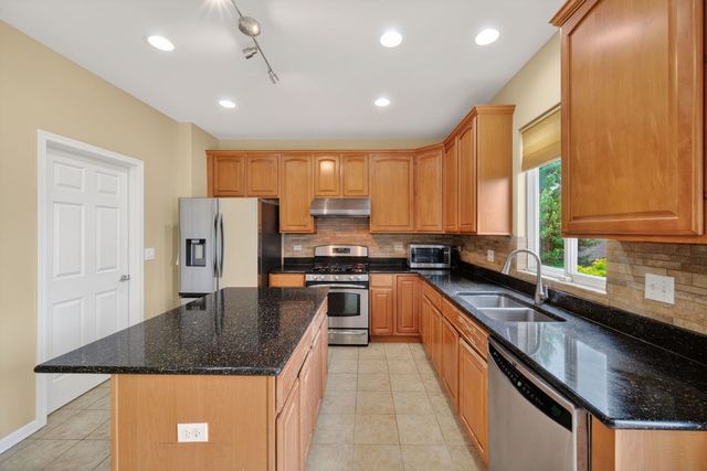 321 Parker Place, Oswego, IL 60543