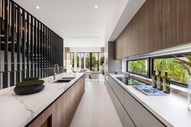 98 SW 28th Rd 1, Miami, FL 33129