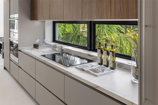 98 SW 28th Rd 1, Miami, FL 33129