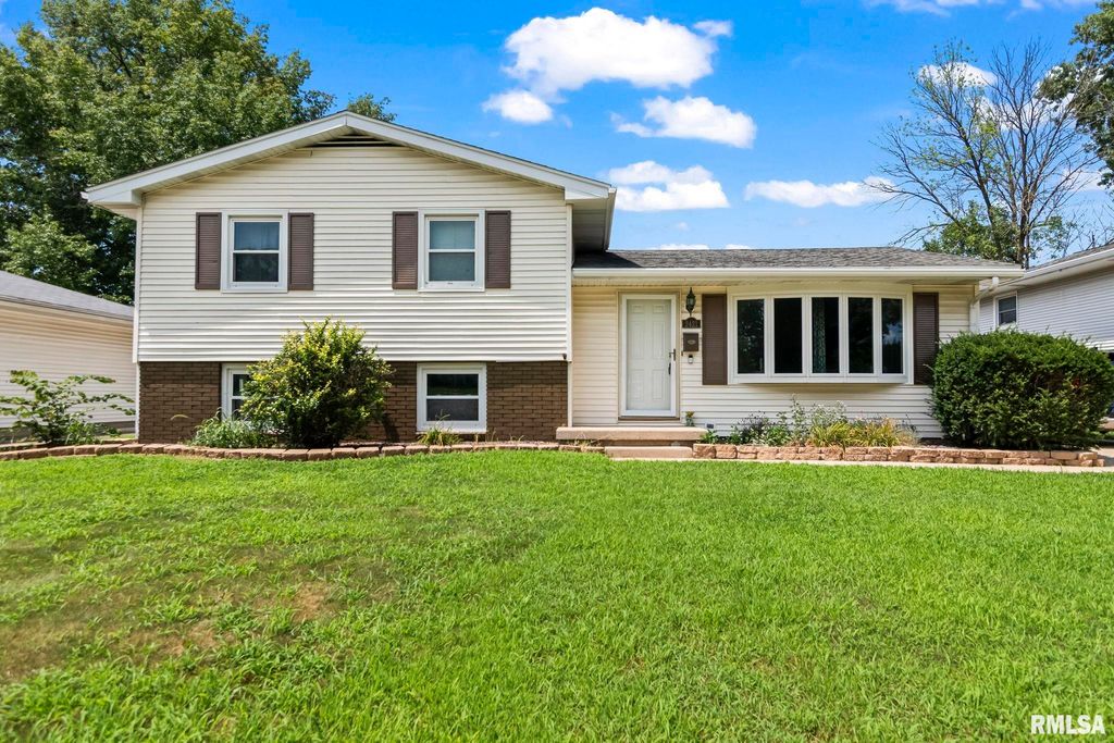 2421 ARROWHEAD Drive, Springfield, IL 62702