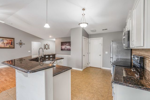 6005 Pine Ridge Street, Johnston, IA 50131