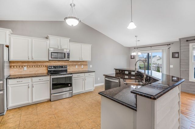 6005 Pine Ridge Street, Johnston, IA 50131