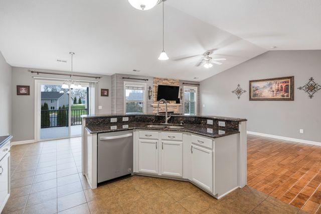 6005 Pine Ridge Street, Johnston, IA 50131