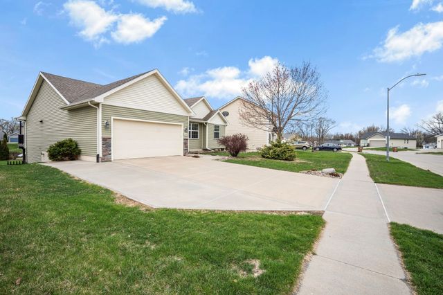 6005 Pine Ridge Street, Johnston, IA 50131