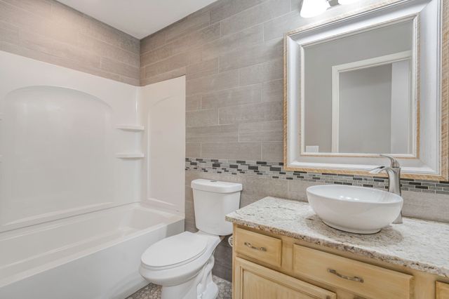 6005 Pine Ridge Street, Johnston, IA 50131