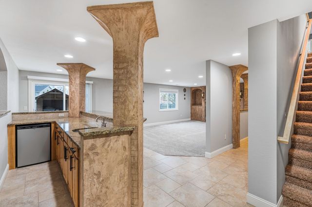 6005 Pine Ridge Street, Johnston, IA 50131