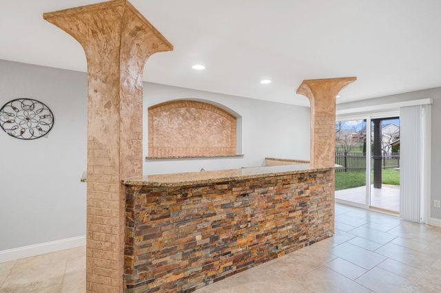 6005 Pine Ridge Street, Johnston, IA 50131