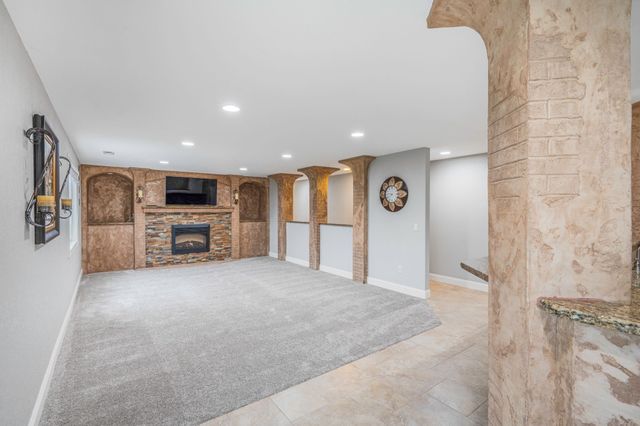 6005 Pine Ridge Street, Johnston, IA 50131