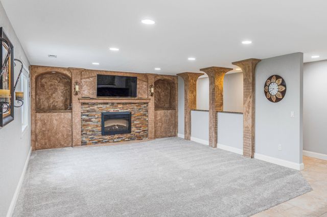 6005 Pine Ridge Street, Johnston, IA 50131