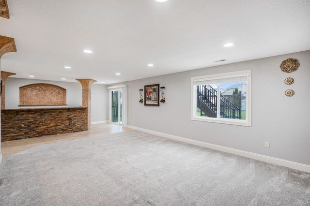 6005 Pine Ridge Street, Johnston, IA 50131