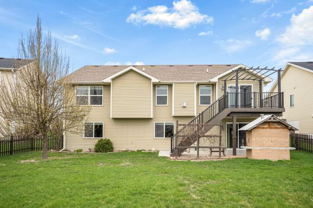 6005 Pine Ridge Street, Johnston, IA 50131