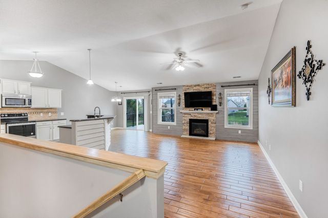 6005 Pine Ridge Street, Johnston, IA 50131