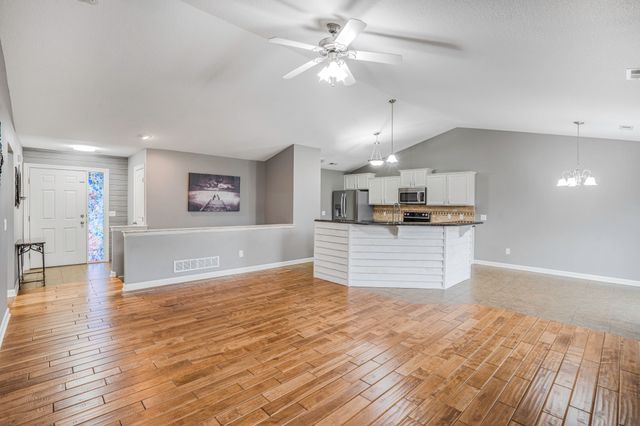 6005 Pine Ridge Street, Johnston, IA 50131