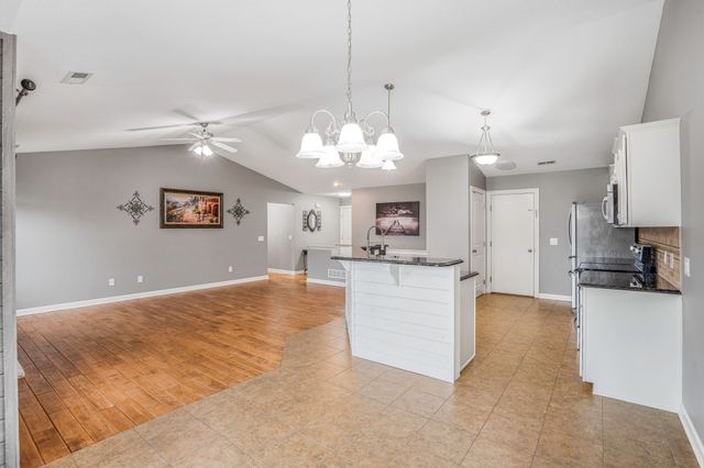 6005 Pine Ridge Street, Johnston, IA 50131