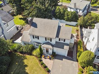 14 Wayland Drive, Verona, NJ 07044