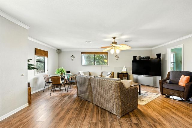 7215 Beau Rue Street, Hitchcock, TX 77563