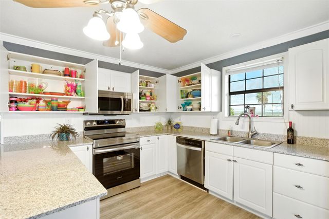7215 Beau Rue Street, Hitchcock, TX 77563