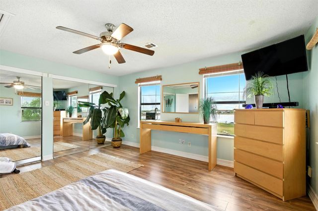 7215 Beau Rue Street, Hitchcock, TX 77563