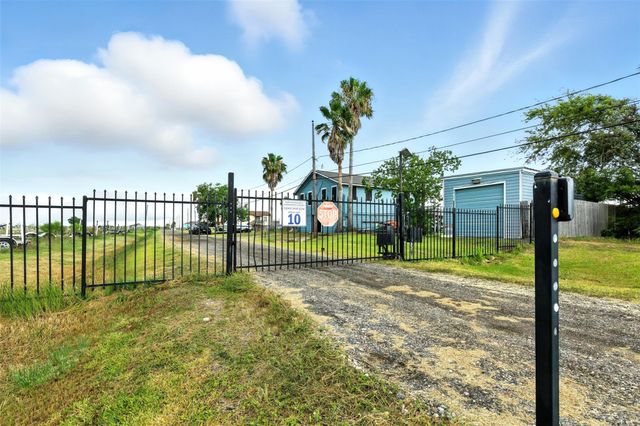 7215 Beau Rue Street, Hitchcock, TX 77563
