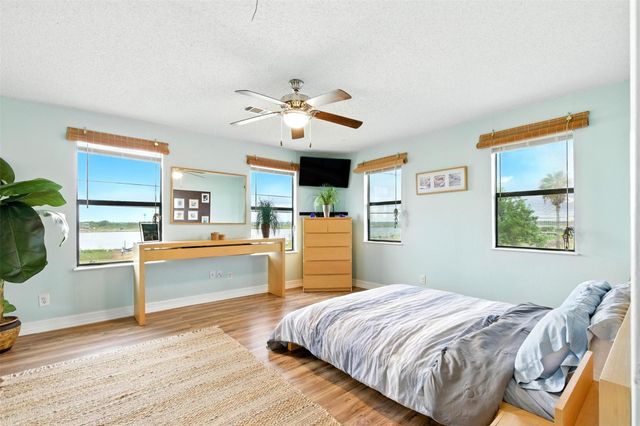 7215 Beau Rue Street, Hitchcock, TX 77563