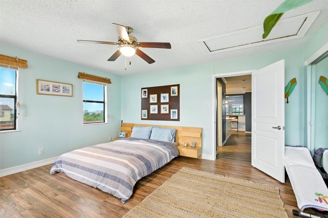 7215 Beau Rue Street, Hitchcock, TX 77563