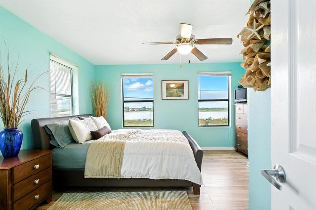 7215 Beau Rue Street, Hitchcock, TX 77563