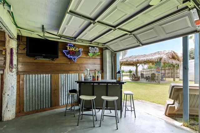 7215 Beau Rue Street, Hitchcock, TX 77563