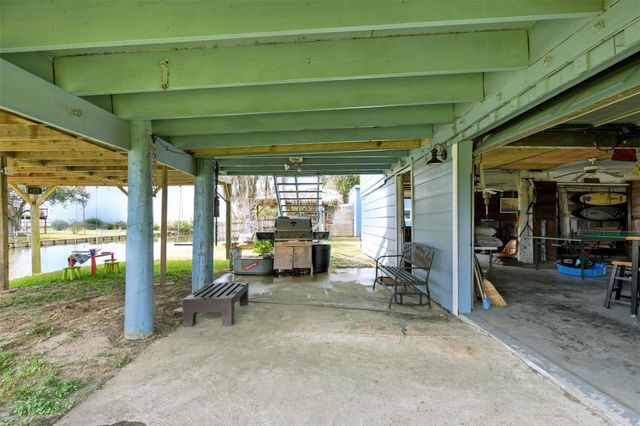 7215 Beau Rue Street, Hitchcock, TX 77563