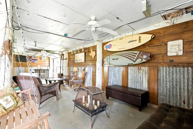 7215 Beau Rue Street, Hitchcock, TX 77563