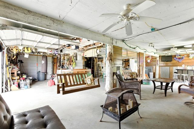 7215 Beau Rue Street, Hitchcock, TX 77563