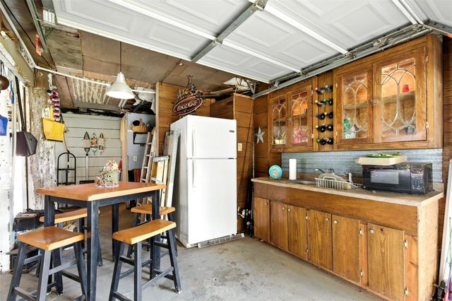 7215 Beau Rue Street, Hitchcock, TX 77563