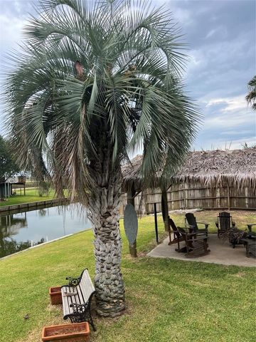7215 Beau Rue Street, Hitchcock, TX 77563