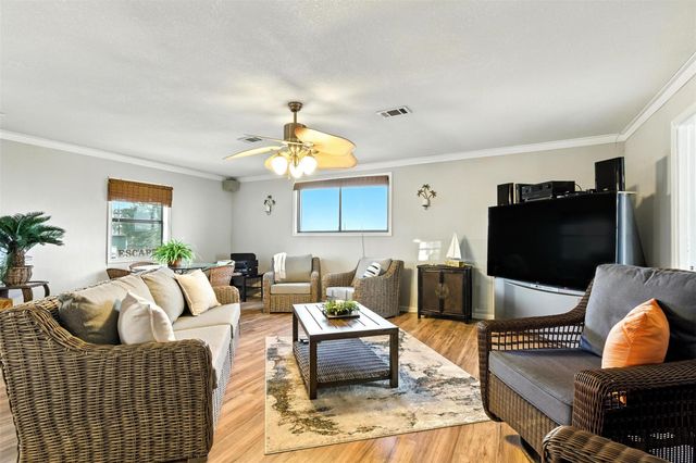 7215 Beau Rue Street, Hitchcock, TX 77563