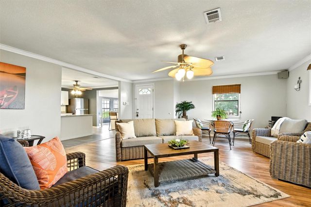 7215 Beau Rue Street, Hitchcock, TX 77563