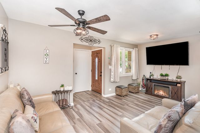 9049 Barberry Lane, Hickory Hills, IL 60457