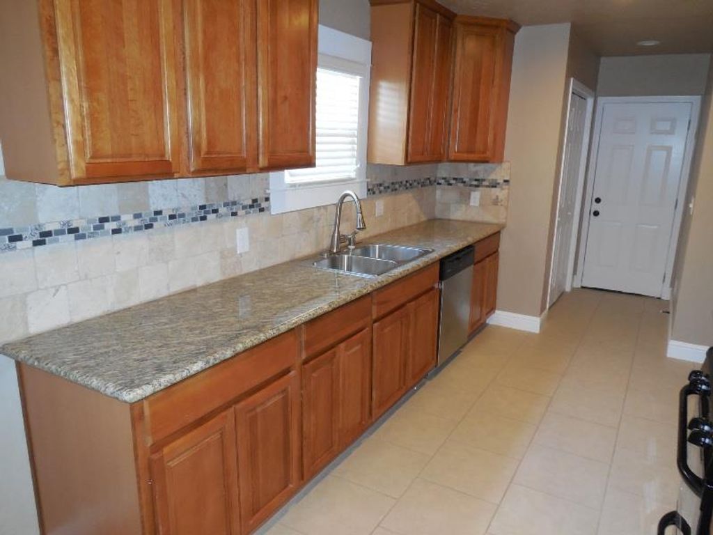 Image 6 of property listing at 1465 N Wilson, Fresno, CA 93728